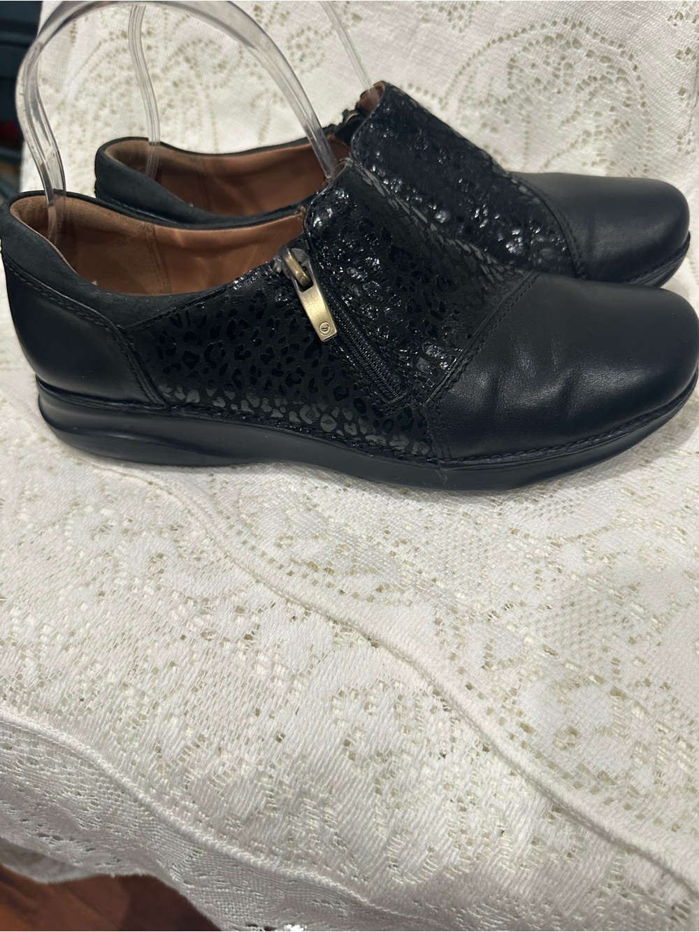 Clarks Comfort Slip-On Women’s Shoe in Black with Side Zip 5.5 m